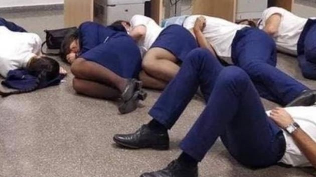 Ryanair 'yerde uyuyan' kabin grevlilerini iten kard