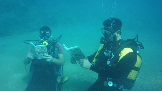 Denizde 10 metre derinlikte kitap okudular