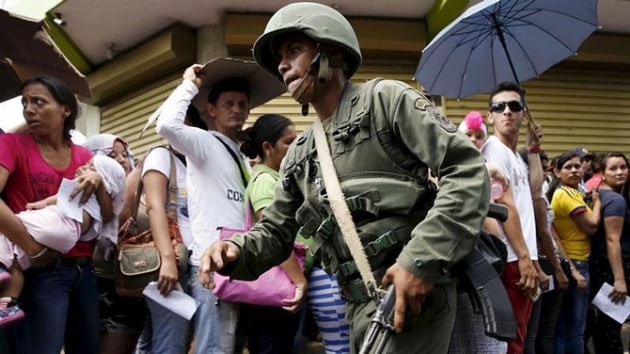 Kolombiya'daki gsterilerde bankalar, i yerleri ve bir radyo binas hedef alnd