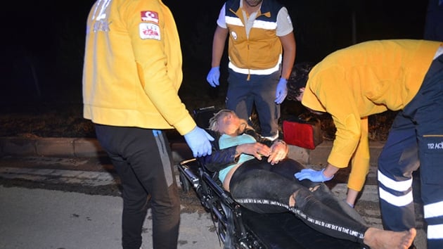 Adana'da hareket halindeki otomobilden atlayan kadn, yaraland