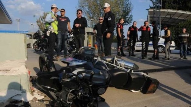 Otomobil, Yunus motosikletine arpt: 2 polis yaraland