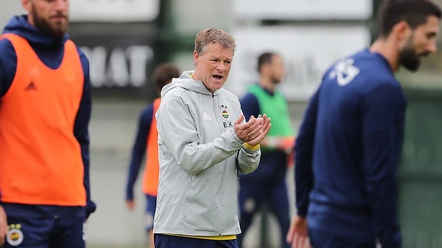 Futbolcularn zelliklerine gre sistem belirleyen Erwin Koeman, 2 mata Fenerbahe'yi ayaa kaldrd
