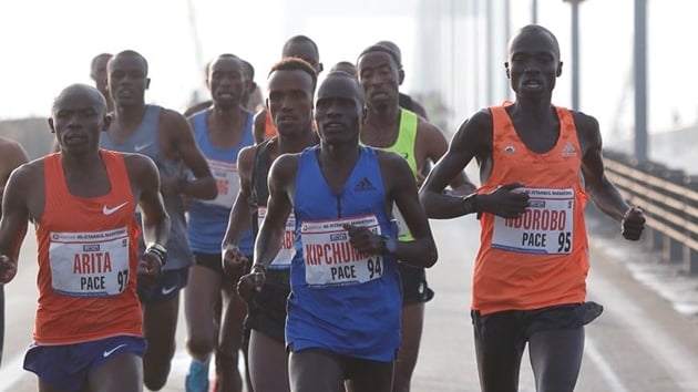 Vodafone 40. stanbul Maratonu'nu erkeklerde Felix Kimutai parkur rekoru krarak kazand