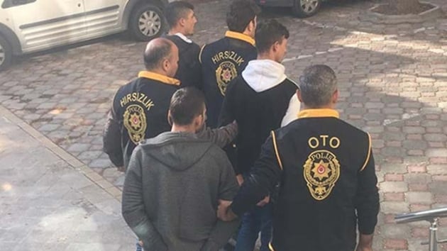 Isparta'da otomobilden hrszlk yaptklar iddiasyla 4 zanl gzaltna alnd