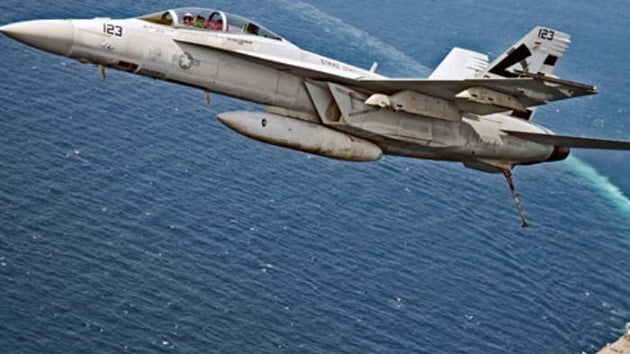 Amerikan donanmasna ait F/A 18 jeti Filipin Denizi'ne akld