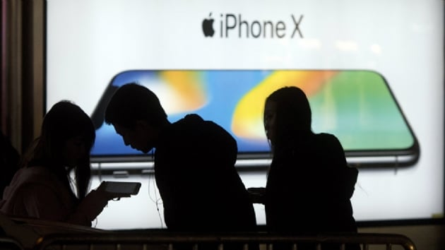 Apple, MacBook Pro 13 ve iPhone Xin defolu olduunu aklad