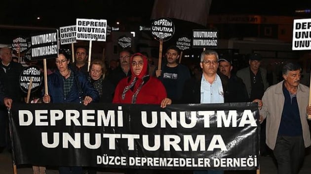 Dzce'de 12 Kasm 1999'da meydana gelen depremde hayatn kaybedenler iin saat 18,57'de sayg duruunda bulunuldu