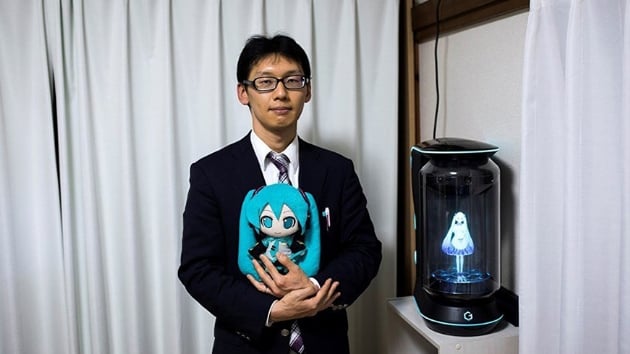 Hologramla evlenen Japon Kondo: Onu hi aldatmadm