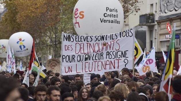 Fransa'da retmenler eitim reformu kart gsteriler dzenledi
