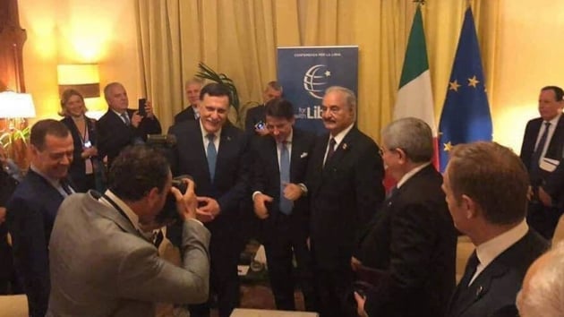 Hafter, Serrac'n genel seimlere kadar grevde kalmasna scak bakyor