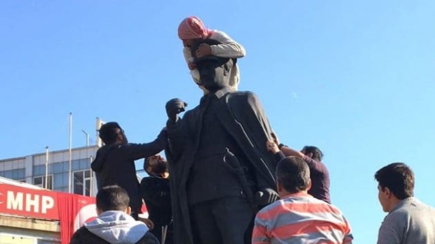 Adyamanda babam diyerek Atatrk heykelinin zerine kan madde bamlsnn heykele zarar verdiini dnen vatandalar ahs lin etmek istedi
