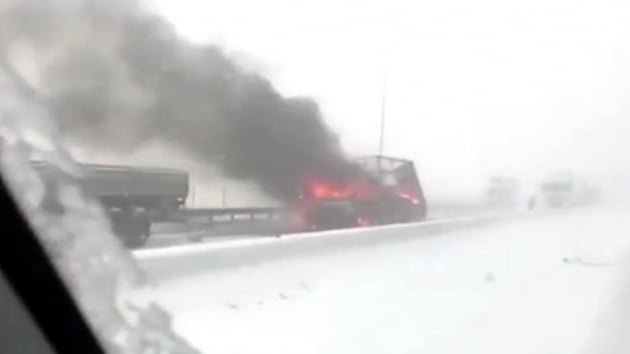 Rusya'da zincirleme kazada kamyon patlad  