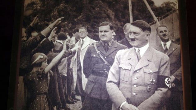 Hitler'in Yahudi bir kz ocuuyla ekilmi fotoraf ak arttrmaya karld