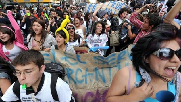 Kolombiyada renci protestolarna polisin mdahalesi sonucu 35 kii gzaltnda alnd