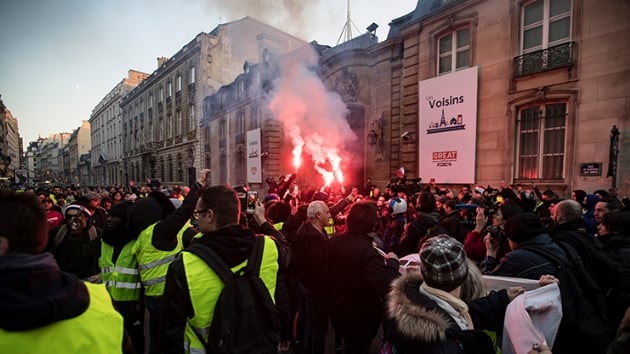 Fransa'da yz binler akaryakt zamlar protesto etmek iin sokaa indi