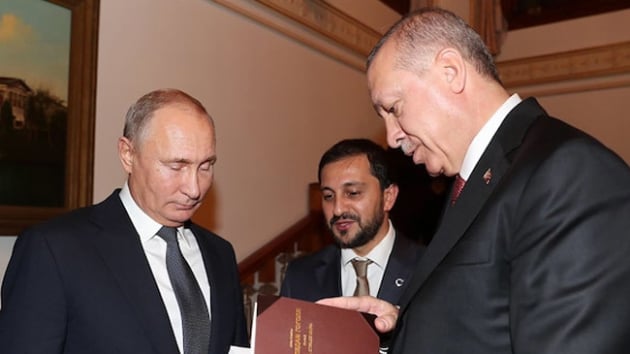 Cumhurbakan Erdoan Putin'e kitap hediye etti