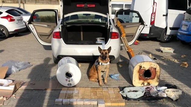 Lks otomobile yaplan uyuturucu operasyonunda 54 kg eroin ile 8 kg afyon sakz ele geirildi