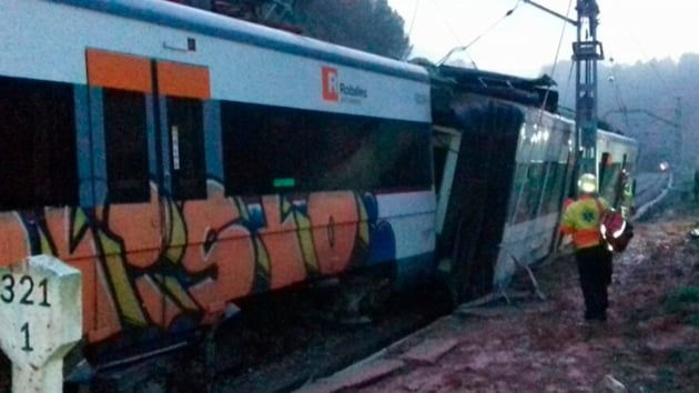 Barselona'da banliy treninin raydan kmas sonucu en az 1 kii ld, 10 kii yaraland    
