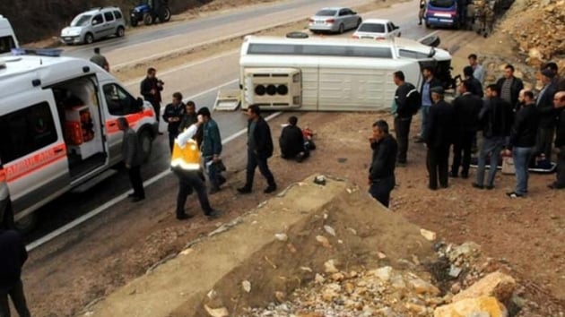 Samsun'da renci servisi istinat duvarna arpt: 5 yaral       
