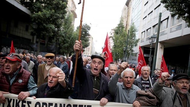 Yunanistan'da emeklilerden 'kesintiler iptal edilsin' talebi 