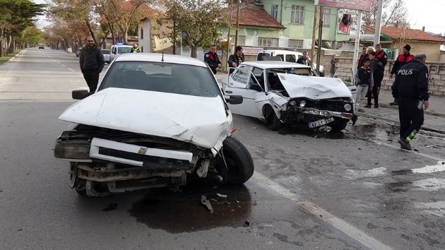 Ehliyetsiz src polisten kaarken kaza yapt: 3 yaral