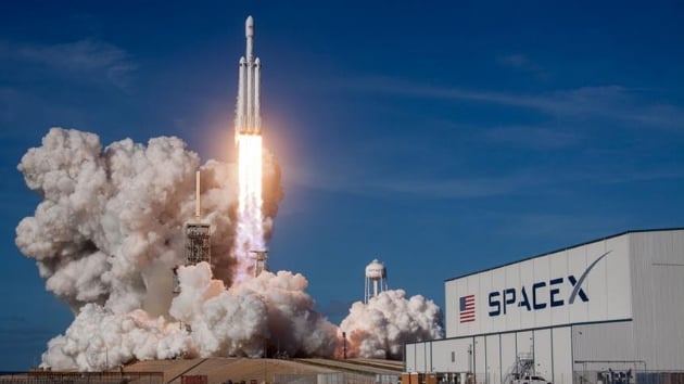 SpaceX, 64 kk uydunun frlatlmasn erteledi