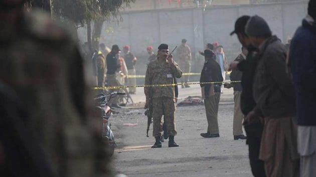 Pakistan'da camide patlama: 10 yaral  