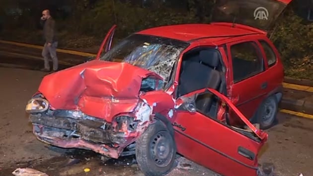 Ankara'da bariyerlere arpan otomobil hurdaya dnd