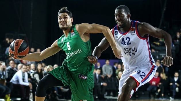 Anadolu Efes 3. eyrekteki etkili oyunuyla Darafaka'y deplasmanda 93-88 malup etti