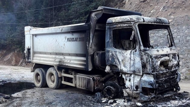Rize'de 3 kamyon kundakland
