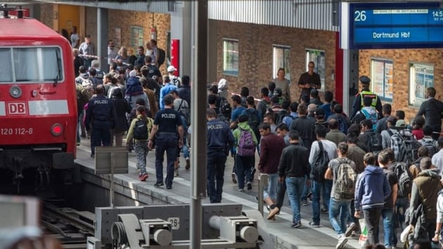 Almanya, lkelerindeki savatan kaarak cann kurtarmak isteyen insanlara para teklif etti