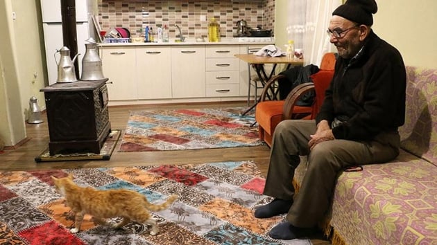 'Ali dede' yeni evinde kedileriyle mutlu