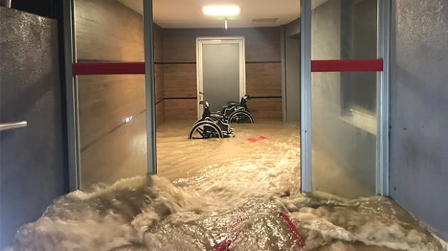Edirne'de baz ev ve i yerleri ile bir hastanenin acil servisini su bast