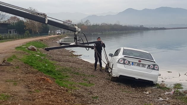 Otomobil, deniz kysnda amura saplanm bulundu