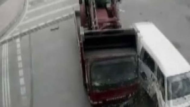 Bakentte freni patlad iddia edilen bir kamyon, 9 arac ezdikten sonra glkle durabildi