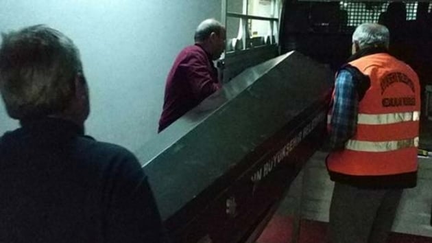Yanan elbisesini sndrmek iin zerine kaynar su dken kadn ld