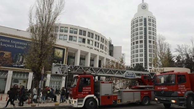 Ankara'da bir alveri merkezinin en st katnda yangn kt