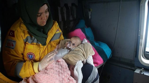 Askeri helikopter Zehra bebek iin havaland