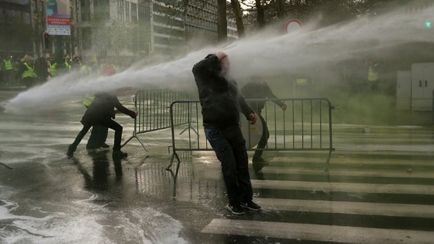 'Sar yelekliler'n protestolar AB kurumlarnn nne srad