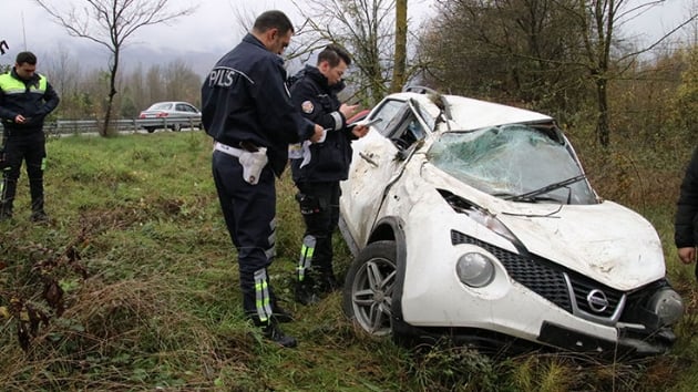 TEM Otoyolunda yoldan kan ara aaca arparak durdu
