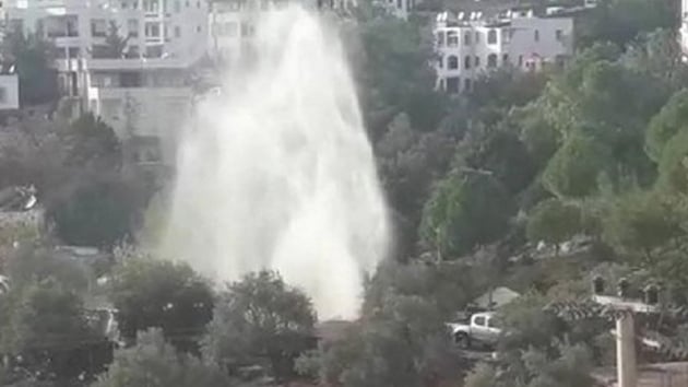 Patlayan isale hattndaki tazyikli su, metrelerce ykseldi