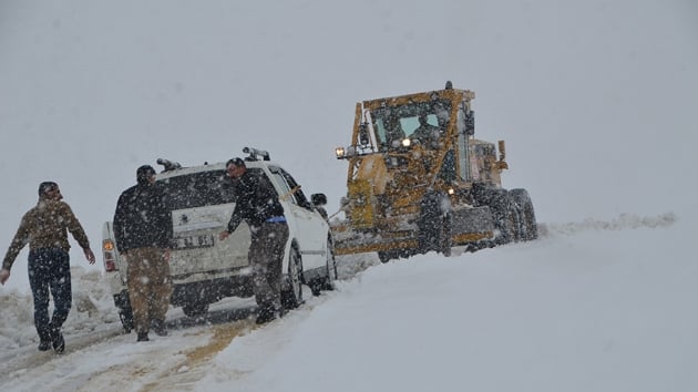 Hakkari'de kar nedeniyle 6 ky ve 25 mezra yolu ulama kapand