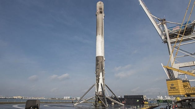 SpaceX, iki kez kulland Falcon 9 roketi ile yrngeye 64 uydu gnderecek