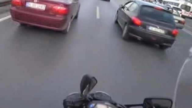 E-5 Karayolu'nda motosiklet srcs bir otomobile arkadan arpt