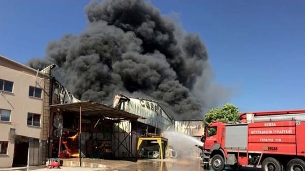 Bursa'da mobilya fabrikasında yangın 