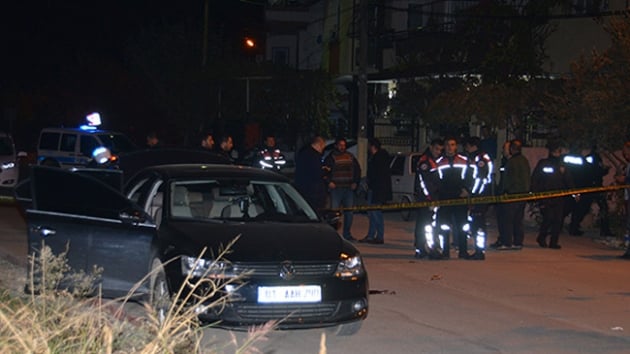 Adanada bir kii kendisini istemeyen kz arkadann evinin nnde kafasna skt
