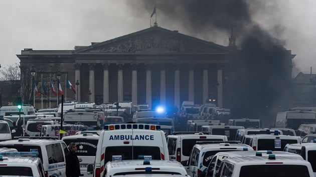 Paris'te Ulusal Meclisin nnde ambulans yakld
