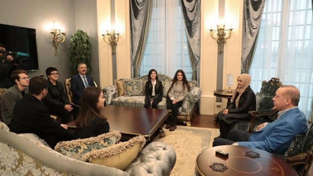 Başkan Erdoğan çaya davet ettiği öğrencileri Külliye'de ağırladı