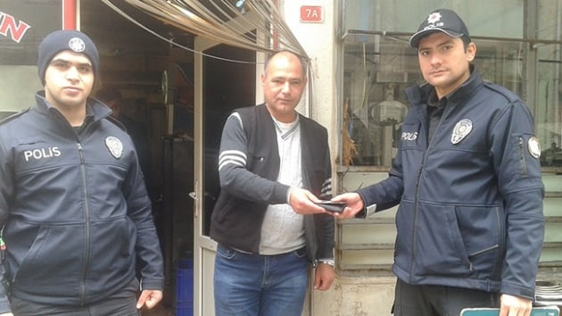 Bulduu para dolu czdan polise teslim etti  