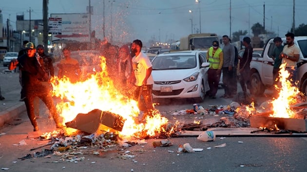 Basra'da dzenlenen protesto gsterilerinde 'sar yelekliler' dikkat ekti       